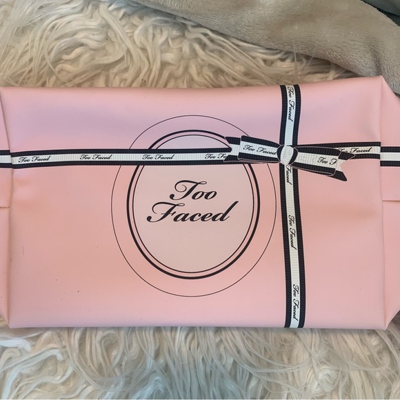 💗NWT💗 Pink, Too-Faced brand makeup bag with gold zipper - Picture 2 of 10